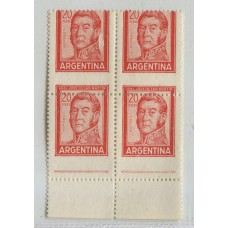 ARGENTINA 1965 GJ 1301 CUADRO DE ESTAMPILLAS NUEVAS MINT CON VARIEDAD 2 SELLOS CON LEYENDA SAN MARTIN ABAJO y 2 SELLOSSIN LEYENDA Y CON IMPRESIÓN PARCIAL DEL BORDE HOJA EN LOS MISMOS RARISIMA PIEZA